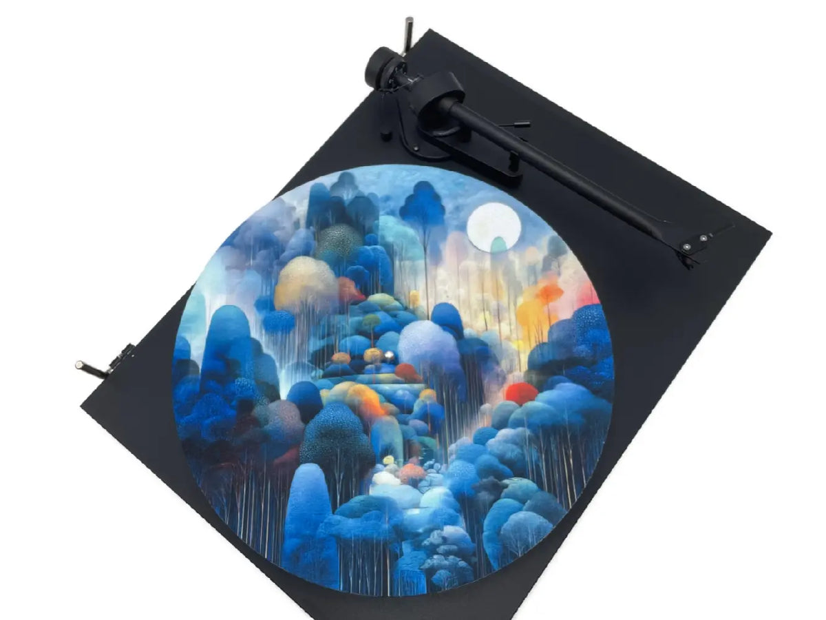 Feutrine pour platine vinyle Echoes sur une platine noire en diagonale, avec ses arbres aux formes arrondies et le bras de lecture en haut.