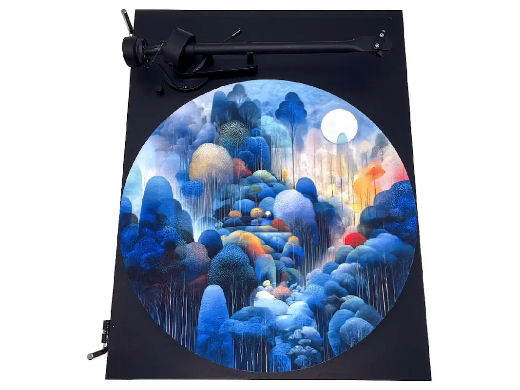 Feutrine Echoes photographiée en vue plongeante sur une platine vinyle noire, avec sa forêt aux nuances bleutées et le bras de lecture dans la partie supérieure.